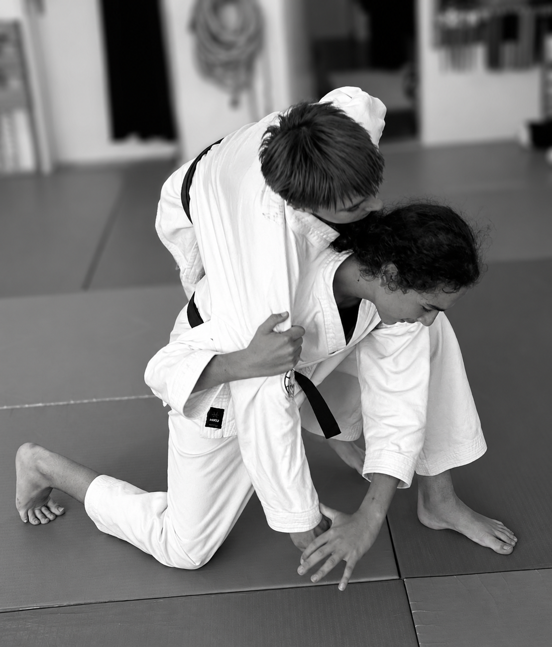 Jugendliche üben Ju-Jitsu Techniken im Dojo